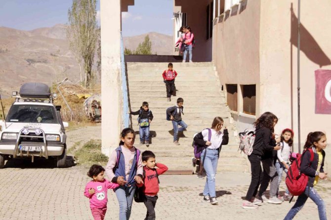 Müdür Yardımcısı Okula Gelen Öğrencileri Santur İle Karşılıyor