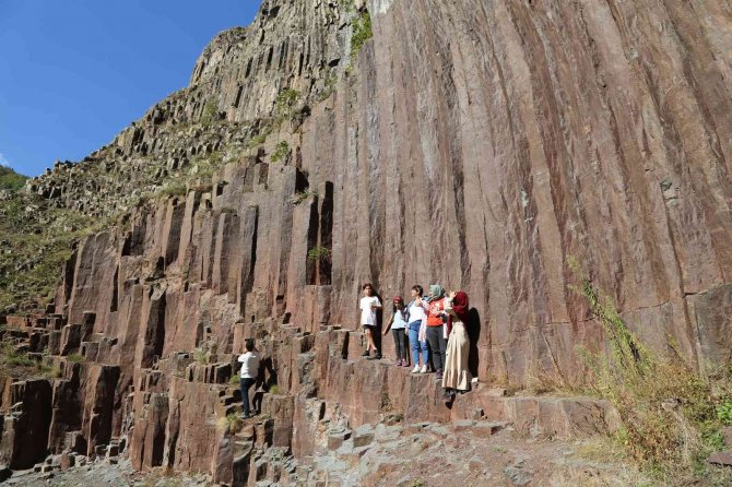 Herkes Bu Kayaları Görmeye Geliyor