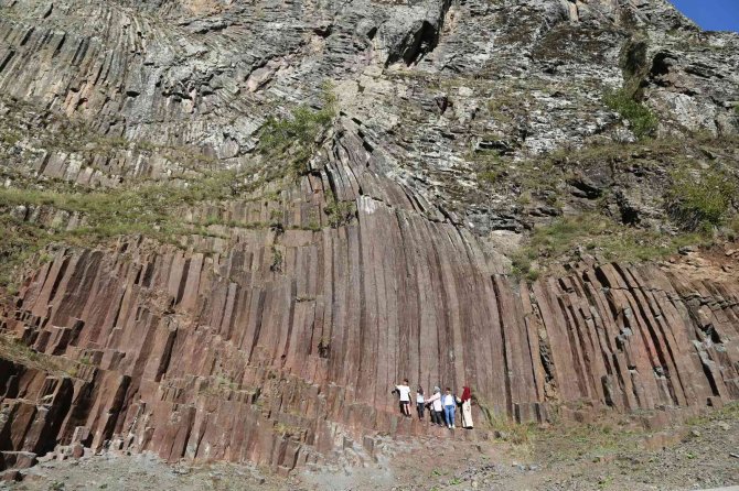 Herkes Bu Kayaları Görmeye Geliyor