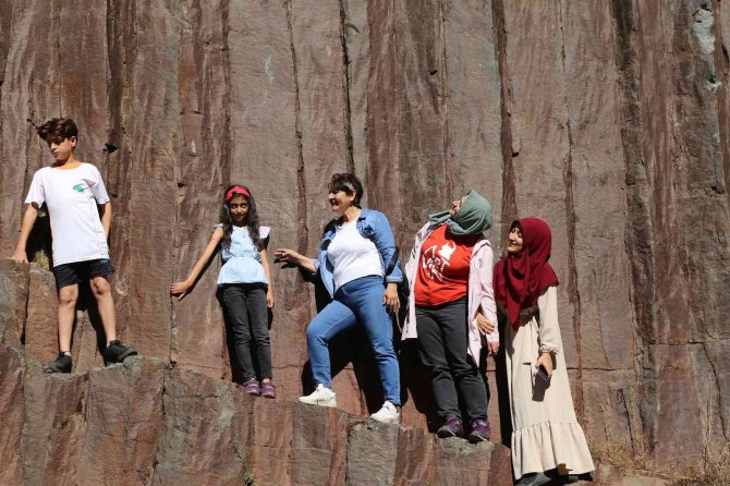 Herkes Bu Kayaları Görmeye Geliyor