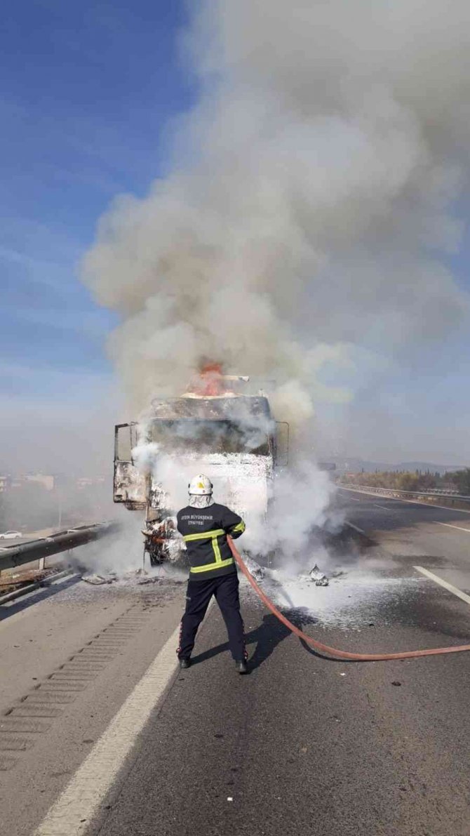 Aydın’da Yanan Tır Alevlere Teslim Oldu