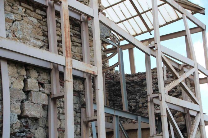 Orhan Gazi Döneminde Yapılan İmaret Yıkılmak Üzere