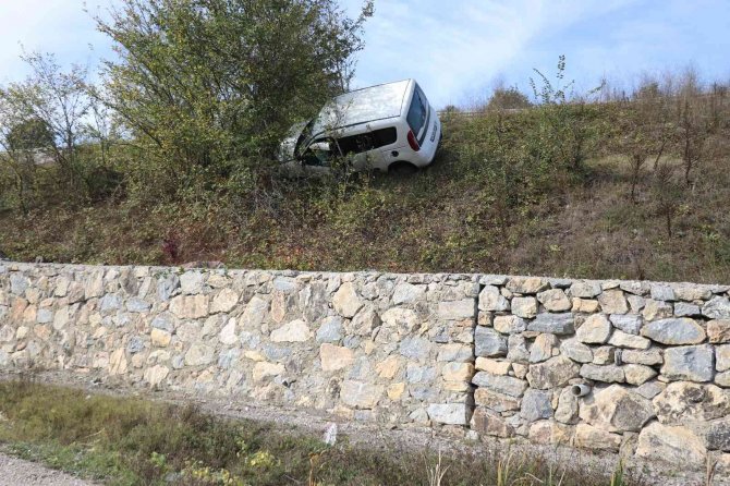 Karşı Şeride Geçen Otomobil Şarampole Uçtu: 2 Yaralı