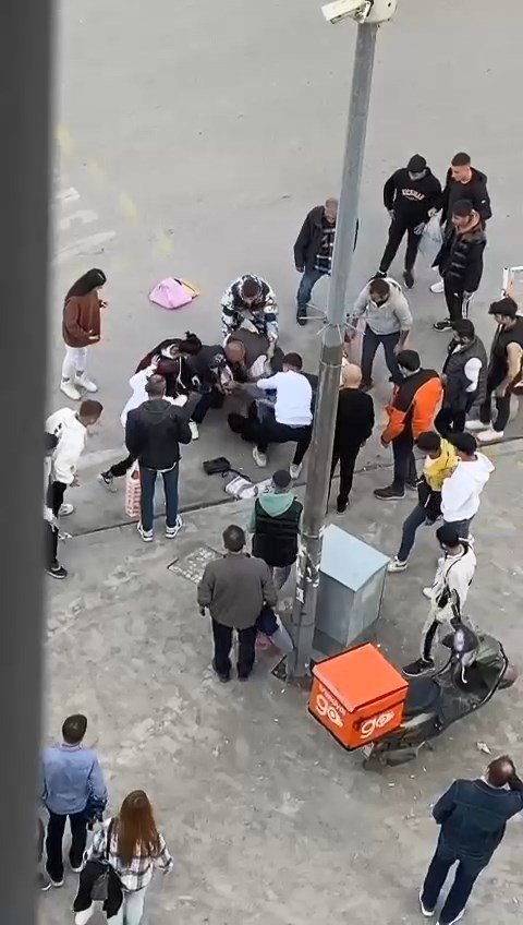 Şehrin Merkezinde Herkesin Gözü Önünde Defalarca Bıçakladı
