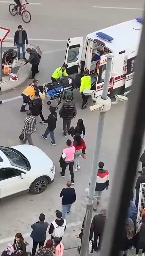Şehrin Merkezinde Herkesin Gözü Önünde Defalarca Bıçakladı