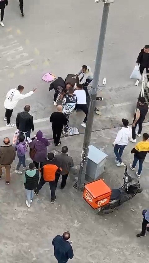 Şehrin Merkezinde Herkesin Gözü Önünde Defalarca Bıçakladı