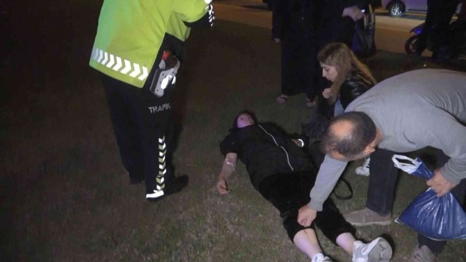 İ̇şçi Taşıyan Servis Minibüsü Kamyonetle Çarpıştı: 4 Kişi Yaralandı