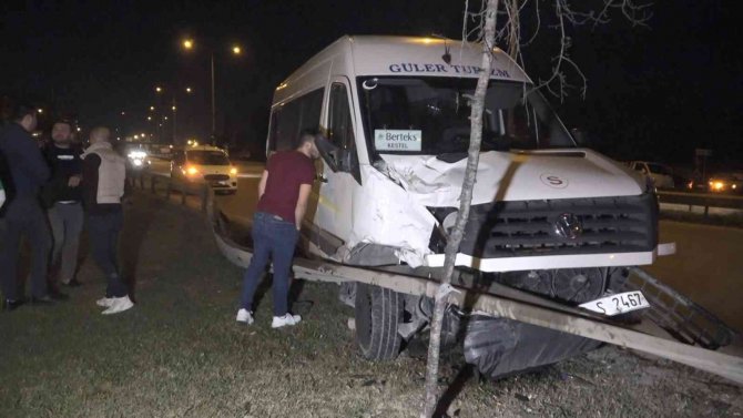 İ̇şçi Taşıyan Servis Minibüsü Kamyonetle Çarpıştı: 4 Kişi Yaralandı