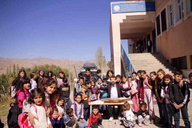 Müdür Yardımcısı Okula Gelen Öğrencileri Santur İle Karşılıyor