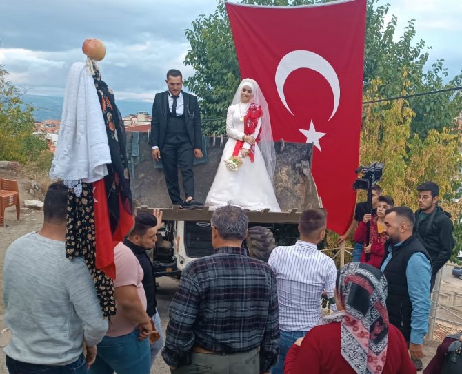 Operatör Damat, Gelinini Kız Evinden Kepçeyle Aldı