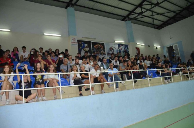 Didim’in İki Voleybol Takımı Filede Karşı Karşıya Geldi