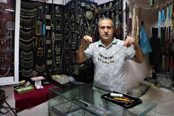 Yüzlerce Yıllık Eserleri 3 Metrekarelik Antikacı Dükkanında Satıyor