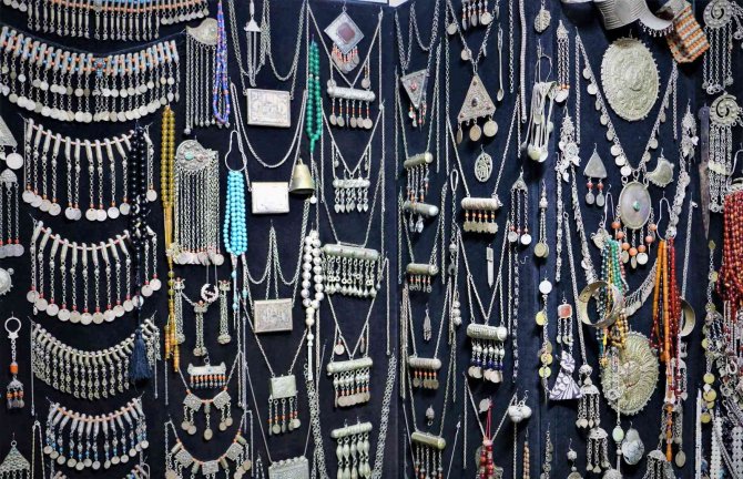 Yüzlerce Yıllık Eserleri 3 Metrekarelik Antikacı Dükkanında Satıyor