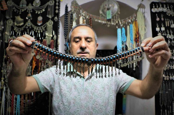 Yüzlerce Yıllık Eserleri 3 Metrekarelik Antikacı Dükkanında Satıyor