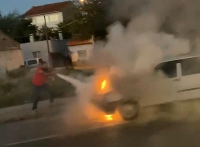 Seyir Halindeyken Yanan Otomobil Kullanılamaz Hale Geldi