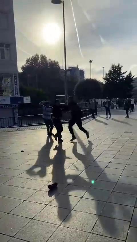 Fatih’te Gençlerin Kemerli Kavgası Kamerada