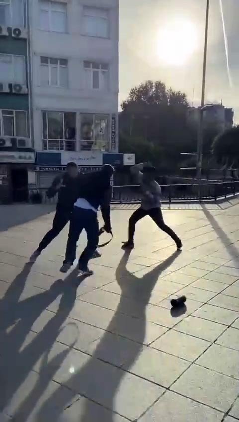 Fatih’te Gençlerin Kemerli Kavgası Kamerada