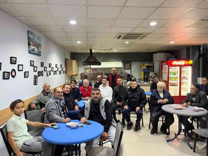 Milli Futbolcuyu Kahvehanede Görenler Şaşırdı