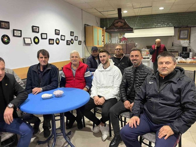 Milli Futbolcuyu Kahvehanede Görenler Şaşırdı