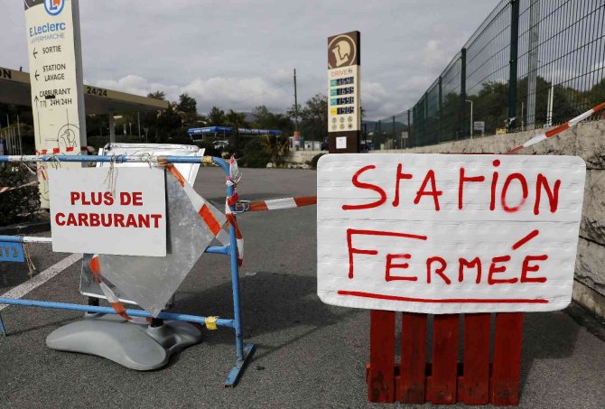 Fransa’da Hükümetten Rafinerilerdeki Greve "Zorla Çalıştırma" Çözümü