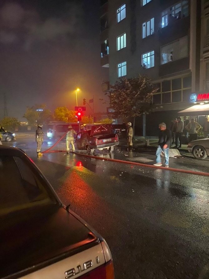 Gaziosmanpaşa’da Otomobil Yol Ortasında Alev Alev Yandı