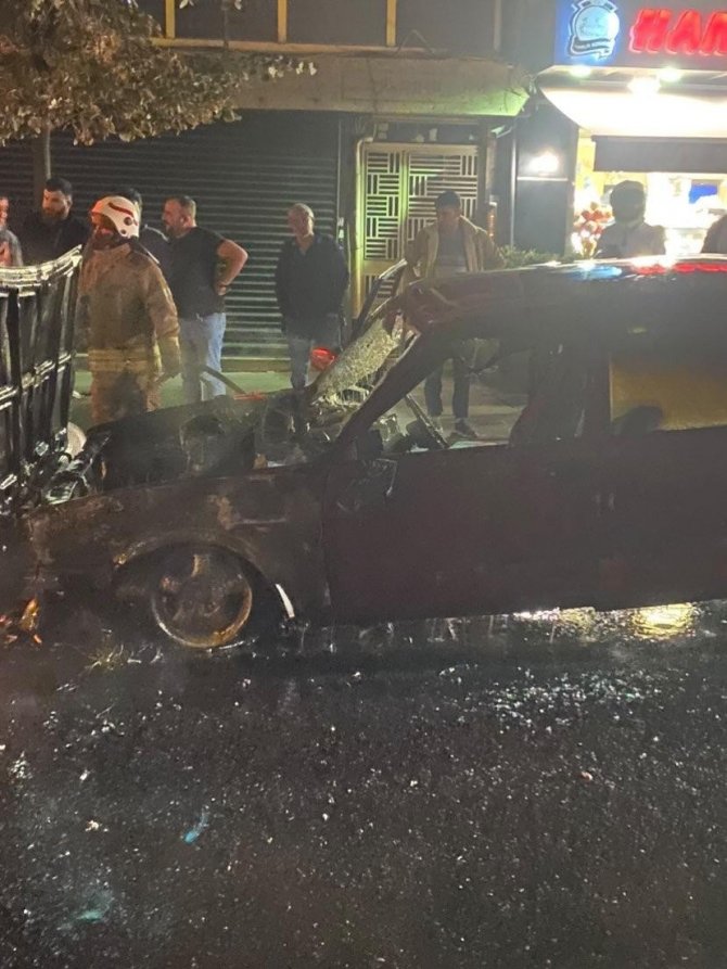 Gaziosmanpaşa’da Otomobil Yol Ortasında Alev Alev Yandı