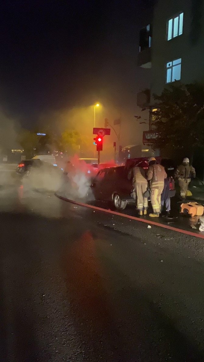 Gaziosmanpaşa’da Otomobil Yol Ortasında Alev Alev Yandı