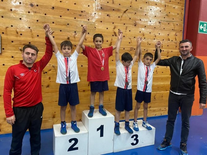 Güreşçilerin Müsabakaları Nefes Kesti