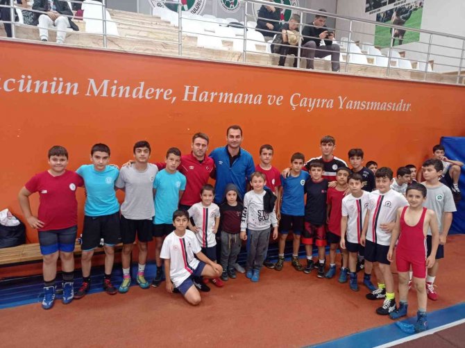 Güreşçilerin Müsabakaları Nefes Kesti