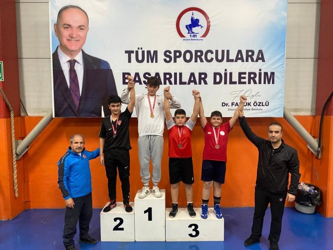 Güreşçilerin Müsabakaları Nefes Kesti