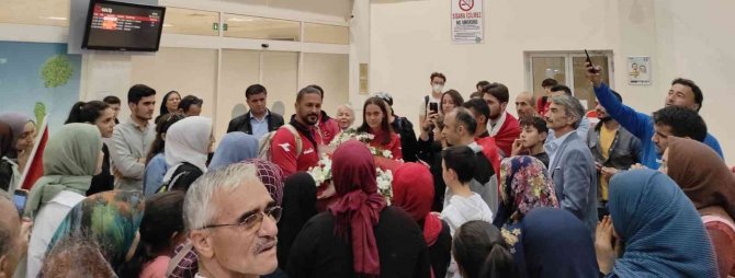 Avrupa Şampiyonu Genç Kızlar Çiçeklerle Karşılandı