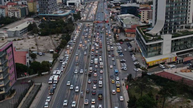 Kartal’da İş Çıkışı D-100 Karayolunu Kilitleyen Kaza: Kilometrelerce Kuyruk Oluştu