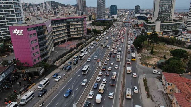 Kartal’da İş Çıkışı D-100 Karayolunu Kilitleyen Kaza: Kilometrelerce Kuyruk Oluştu
