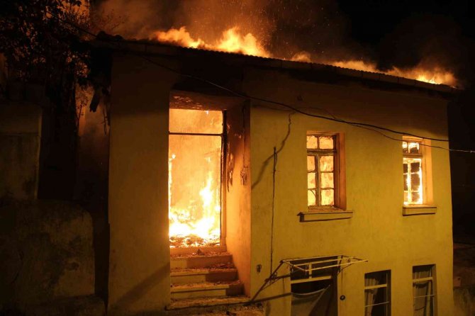 İ̇zmir’de Alevli Gece: 3 Katlı Müstakil Ev Alev Alev Yandı