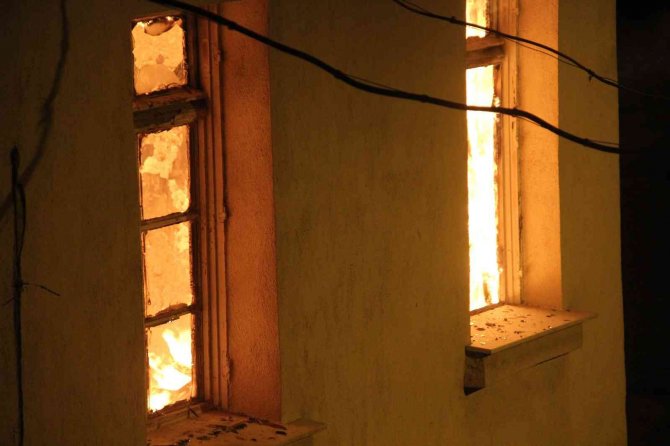 İ̇zmir’de Alevli Gece: 3 Katlı Müstakil Ev Alev Alev Yandı