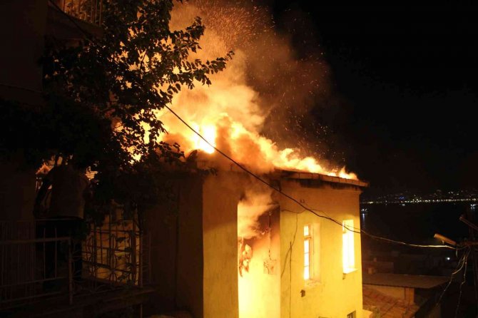 İ̇zmir’de Alevli Gece: 3 Katlı Müstakil Ev Alev Alev Yandı