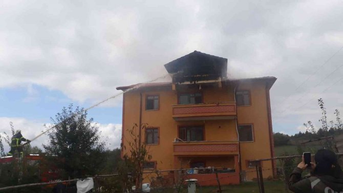 Kastamonu’da 3 Katlı Binada Korkutan Yangın