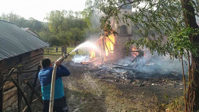 Kastamonu’da İki Katlı Ahşap Ev Ve Ahır Yangında Küle Döndü