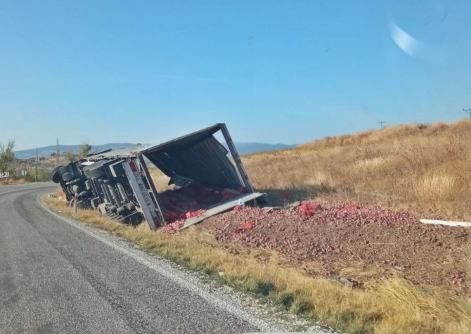 Sungurlu’da Soğan Yüklü Tır Devrildi