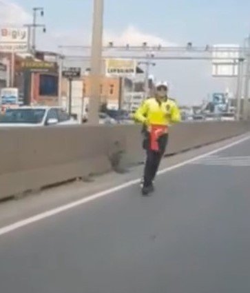 Türk Polisinin Bayrak Sevdası: Koşarak Yerden Aldı