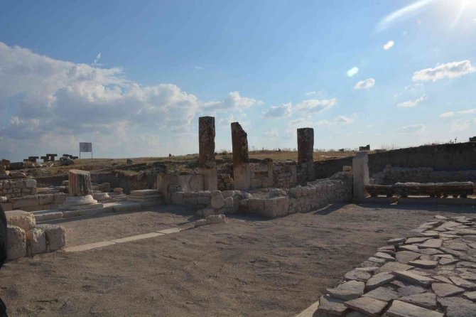 Blaundos Kazılarında, Asur Ticaret Kolonilerine Ait Olduğu Düşünülen Silindir Mühür Bulundu