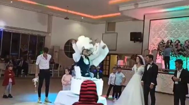 Öyle Bir Şaka Yaptı Ki Gelin Ve Damadın Aklı Gitti