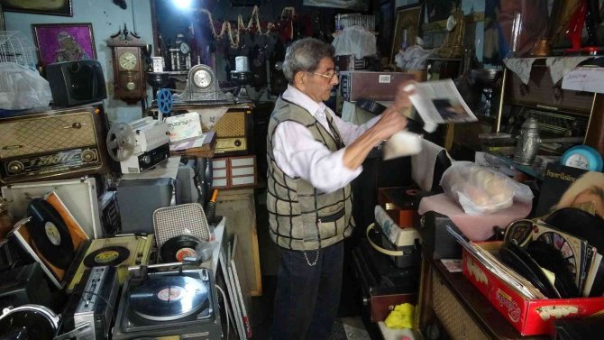 70 Yıllık Gramofon Ustası Tarihe Işık Tutuyor