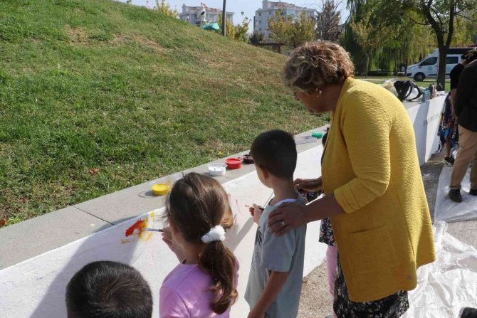 Minikler, Dünya Kız Çocukları Günü İçin Duvarları Boyadı