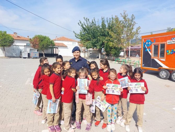 Jandarma, Kız Çocuklarını Sevindirdi