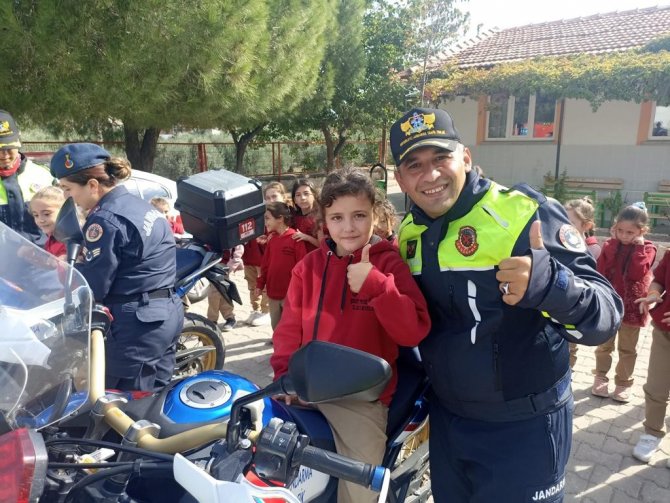 Jandarma, Kız Çocuklarını Sevindirdi