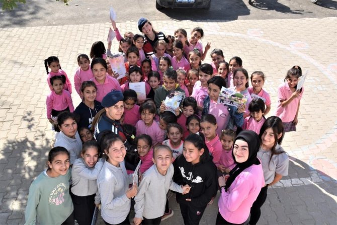 Jandarma, Kız Çocuklarını Sevindirdi