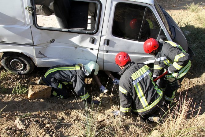 Manisa’da Ticari Araç Şarampole Yuvarlandı: 1 Yaralı