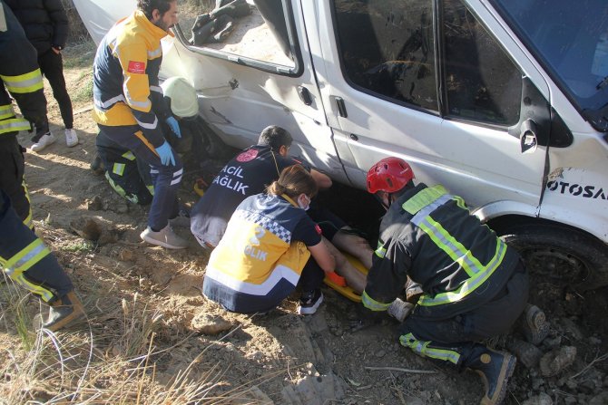Manisa’da Ticari Araç Şarampole Yuvarlandı: 1 Yaralı