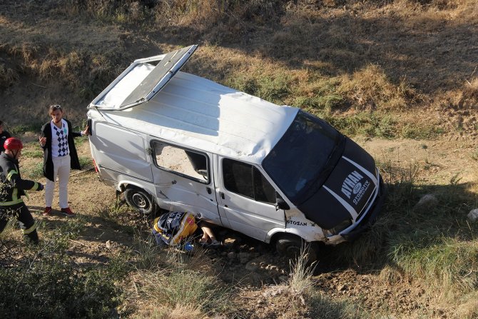 Manisa’da Ticari Araç Şarampole Yuvarlandı: 1 Yaralı
